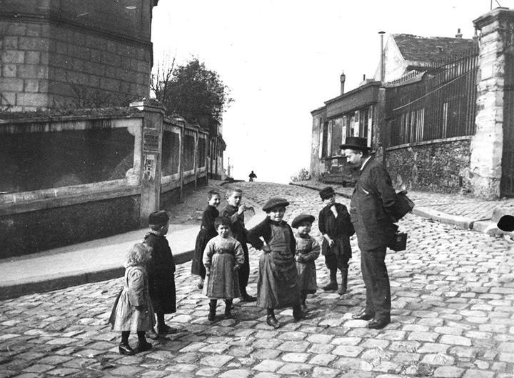 Une scène de rue à Montmartre, Paris, vers 1920.