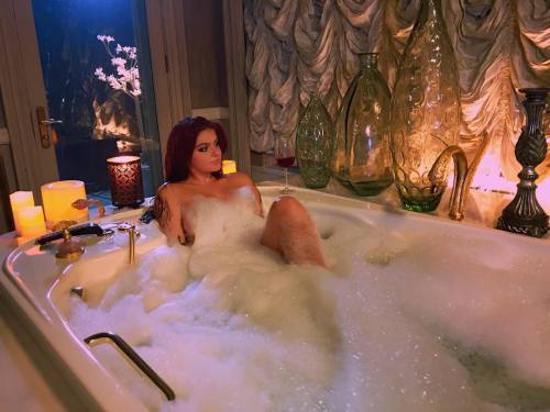 XXX prettymissy4u:  Ariel Winter - Bubble Bath. photo