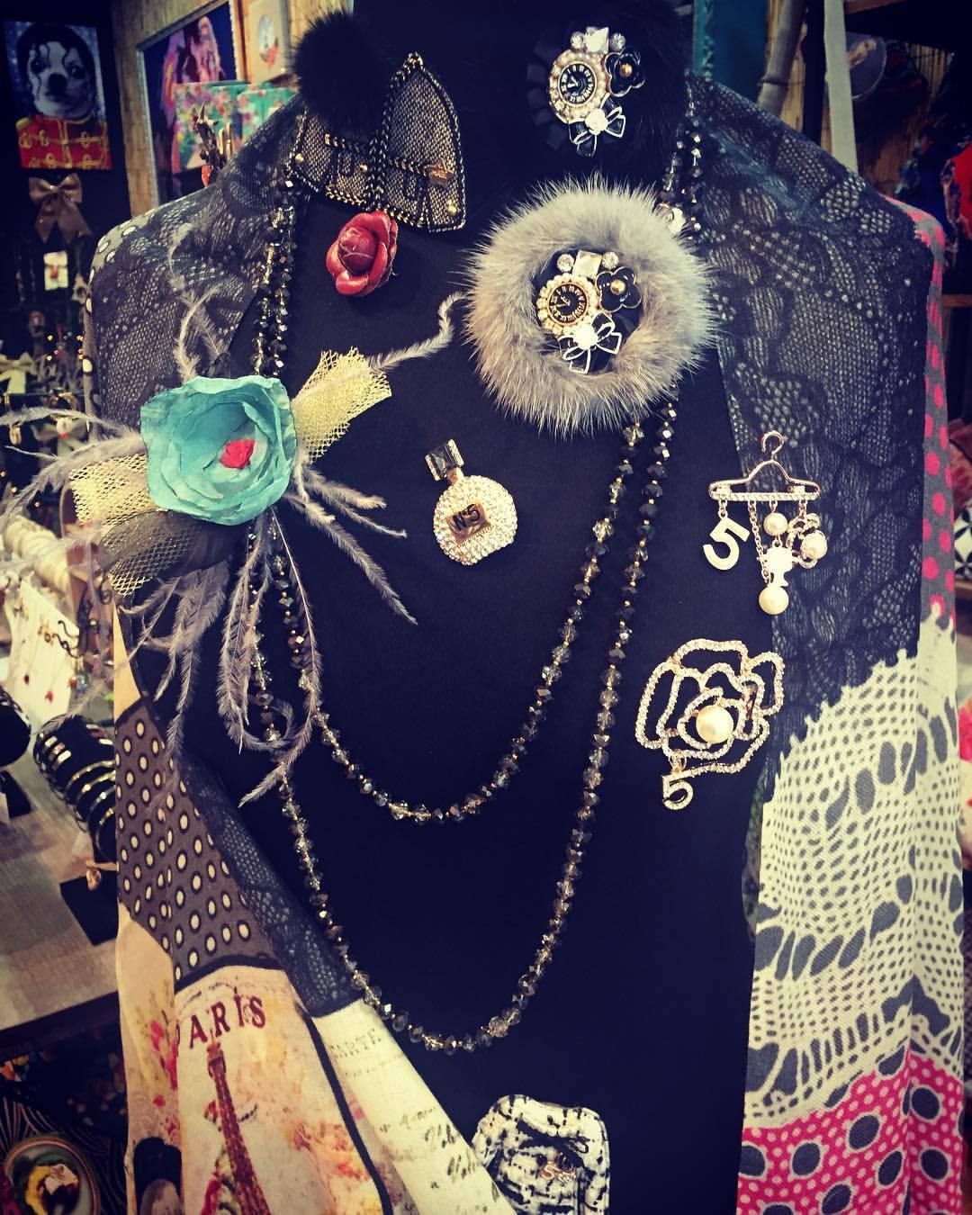 Des accessoires de fêtes
Broches colliers étoles
Dispo en boutique 💋💄
#accessoires #bijoux #mode #reveillon #fificanarishop #draguignan (à Fifi canari shop)
https://www.instagram.com/p/BsDN-RrB3S6/?utm_source=ig_tumblr_share&igshid=1cdp6te84vvss