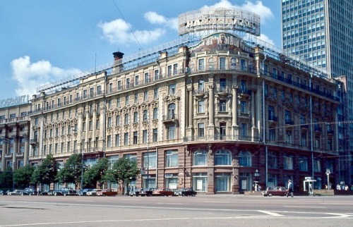 Moscow Street Scene with Hotel National, 1976. (Гостиница Националь, уличная сцена, Москва, 1976. Go