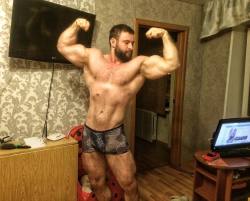 bears-and-whatnot:  anton_hudyakov from Instagram #bodybuilding #бодибилдинг 