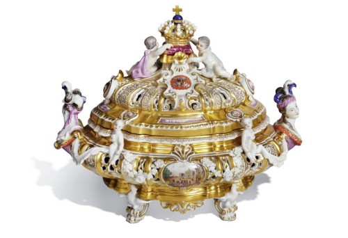 shewhoworshipscarlin:  Porcelain sewing box, 1710, Meissen, Germany.