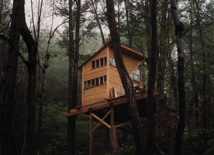 treehauslove:  Linda Aldredge’s Treehouse. Linda is a graphic designer and the