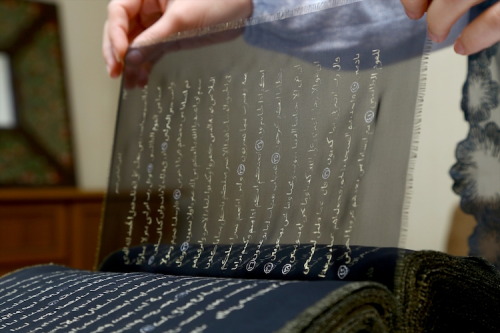 snorlaxnaps:mymodernmet:Artist Spends 3 Years Hand-Painting the Quran in Gold on 164 Feet of Black S