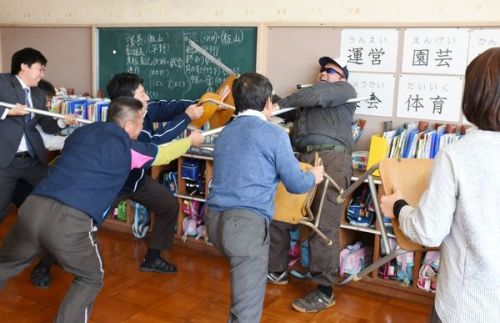 dadnews: 不審者対応避難や防御 中原小で実践訓練[佐賀新聞]2018-05-12 左手前の人の逞しい背中とお尻が堪んない…