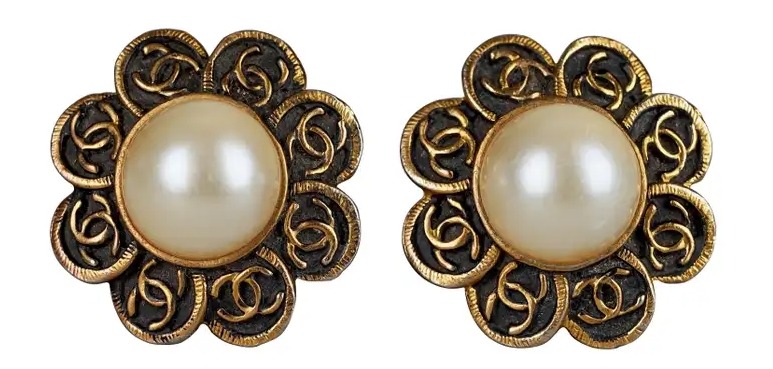 CHANEL CC Stud Earrings in Pale Gilded Metal