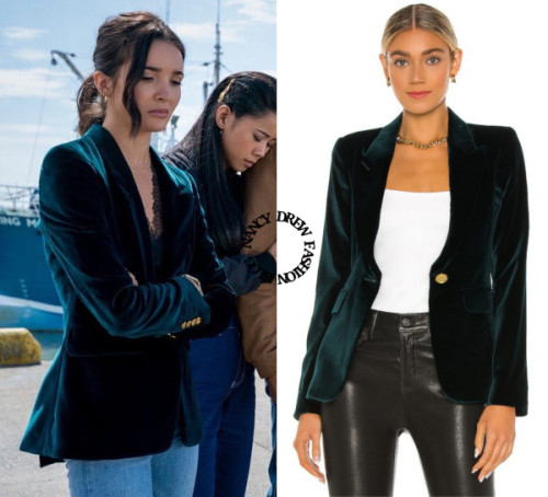 Who: Maddison Jaizani as Bess MarvinWhat: Smythe Velvet Peaked Lapel Blazer in Emerald - Sold OutWhe