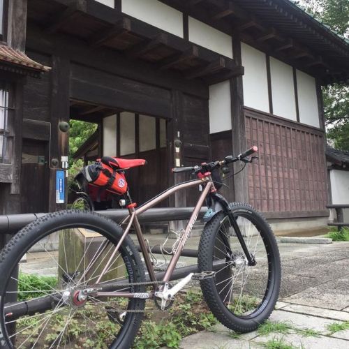 happybiketaro:サドルはもっと長時間乗らないと分からんな〜〜 (at 中丸家長屋門)www.instagram.com/p/BzmahUAlDrxCZDYY0-ygWadK