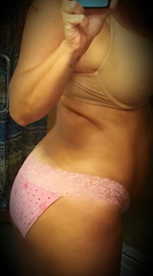 Skinnylynnie:  Happy Hump Day!  Halfway There 😚