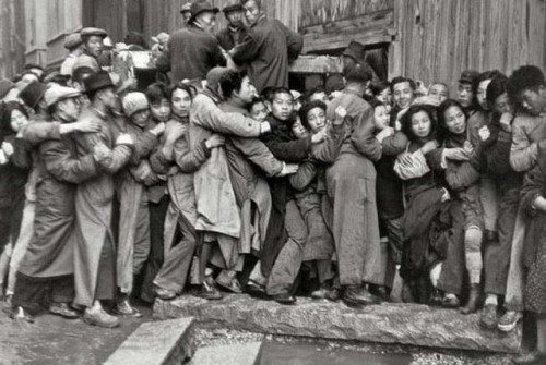 historicaltimes:A rush on the banks to withdraw gold before the arrival of the communists in Shangha