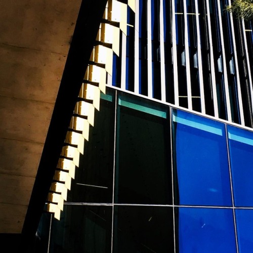 darausm:2018.10.01 Lines and Shapes #architecture #lines #shapes #design #building #structure #architexture #deakinuni #architectureporn #light #deakin #reflection #shadow #instagood #instadaily #instagram #architecturelovers #blue #wanderlust #melbourne