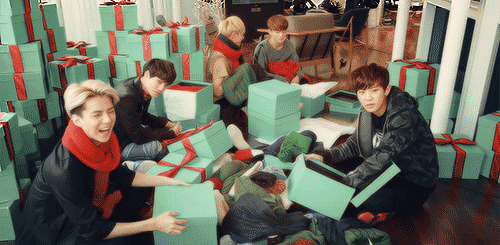 ky-ngsoo:  sehun laughing by himself            