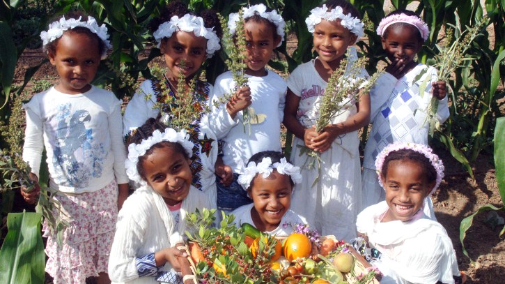 ofskfe:  Ethiopian Jewish girls prepare for Shavuot with baskets of fruits and vegetables.