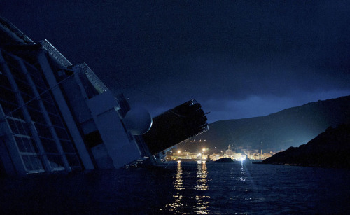 destroyed-and-abandoned:  The sunken cruise ship Costa Concordia Read More 