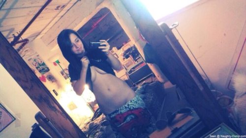 itsexy:  Young girl taking selfie