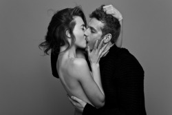 mymodernmet:  Couples Passionately Kissing