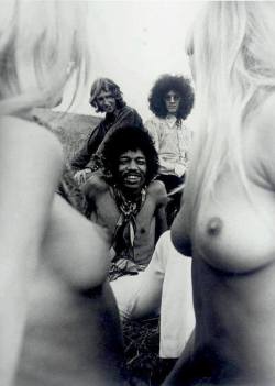 badskills-stuff:  Hendrix / Lennon  