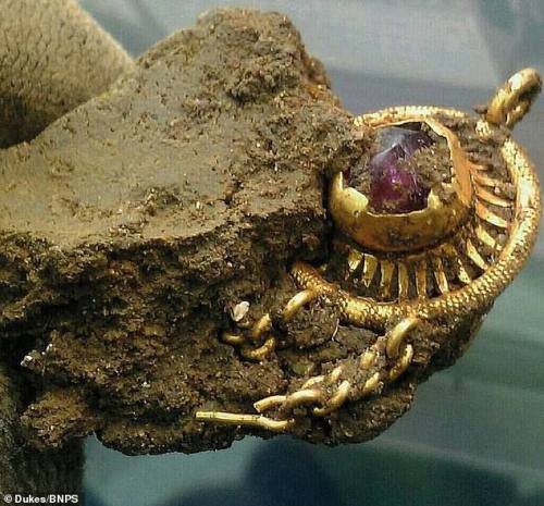 historyarchaeologyartefacts:A beautiful hit detector in southern England - 42-year-old Lisa Grace fo