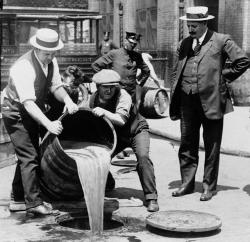 fakehistory: Workers refilling the Earth’s