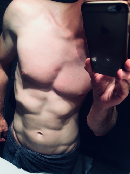 fit-gymspiration:mrarchieuniverse:2 more weeks until vacation and my body transformation deadline an