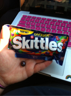 rockandrollwinterfell:  LET ME TELL YOU ABOUT THESE WEIRD ASS HOMESTUCK SKITTLES THE BLUE ONES ARE CALLED FORBIDDEN FRUIT BUT THEY TASTE LIKE LAUNDRY SOAP AND THAT’S A PRETTY FAIR SUMMARY OF JOHN EGBERT I THINK THEN THERE’S A REALLY TASTY KANAYA ONE