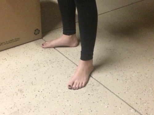 my friends got some cute feet