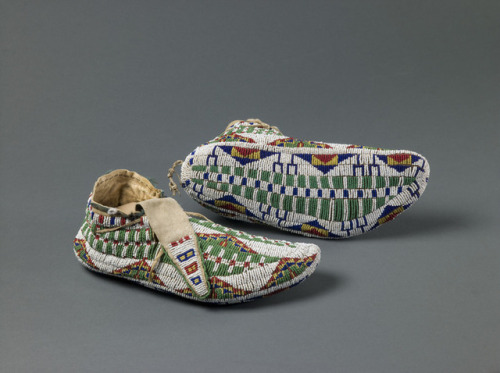 slam-african:Moccasins, Sioux, c.1890, Saint Louis Art Museum: Arts of Africa, Oceania, and the Amer