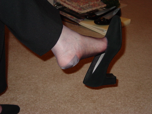eyeluvfemfeet:  Here’s a few pictures for you dangling fans. Her feet were sure ripe that even