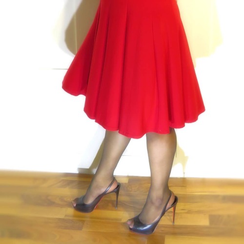 I love the skirt on this American Living dress! I choose @leggsbrand @leggsbyhanes “Silken Mis