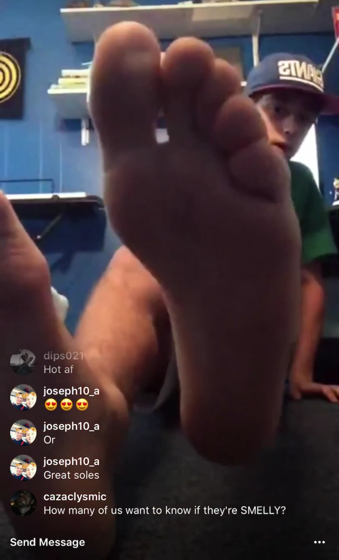 👱🏻‍♂️🦶🏼↖️