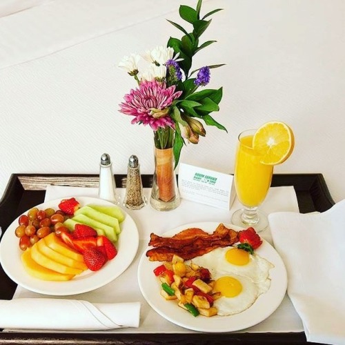 Cold mornings like these deserve breakfast in bed. http://inndc.com/specials.php #sunday #holidayinn