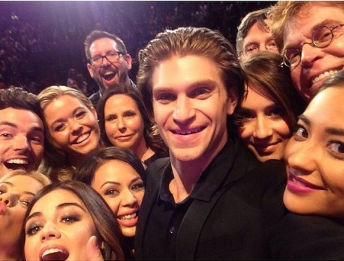 dailypll:Recreating oscar selfie with #pll cast at the Dolby theater. In the same place as @theellen