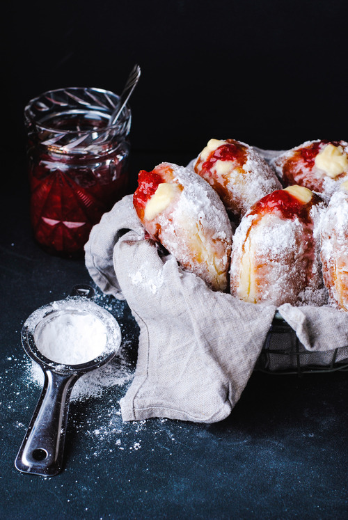 sweetoothgirl:  ROASTED STRAWBERRY &amp; CREAM DONUTS  My all time favorite donut&hellip;