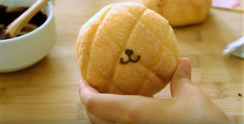 blippo-kawaii: Turn your week into something delicious by making this kawaii Pompompurin melon pan! 
