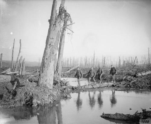 scrapironflotilla: British soldiers on an improvised bridge across the Ancre, November 1916.