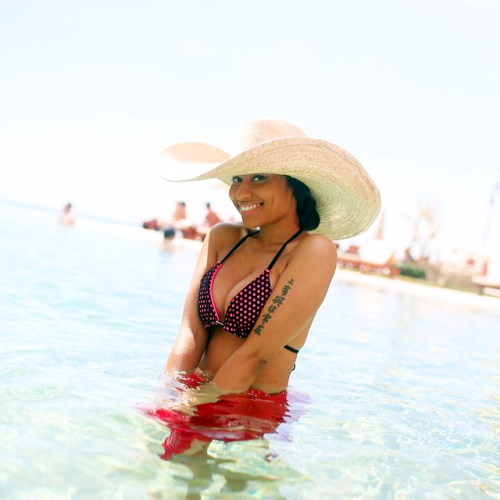 yokhakidfiasco:  allnicki: Vacation in Mexico  more of this Nicki, please 