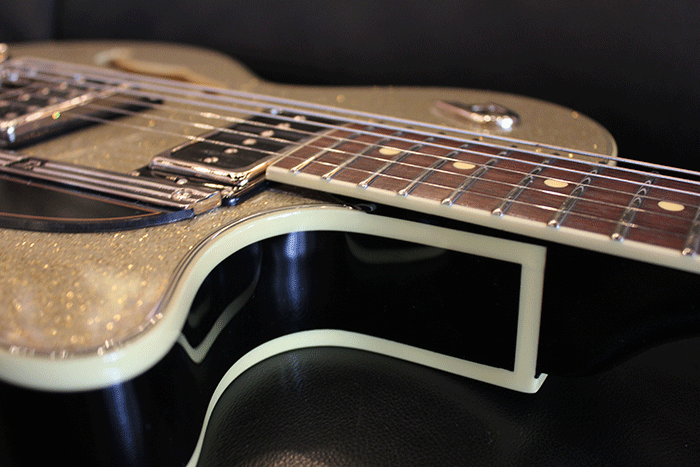 metalmage:  glorifiedguitars:  Duesenberg Starplayer TV III Silver Sparkle  [Source: