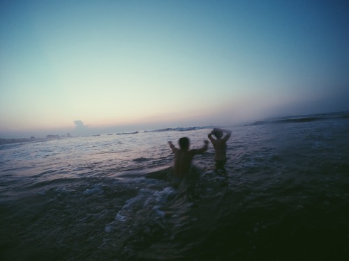 surfursparadise: solaces: this is life. life is spending the whole day on the beach with your friend