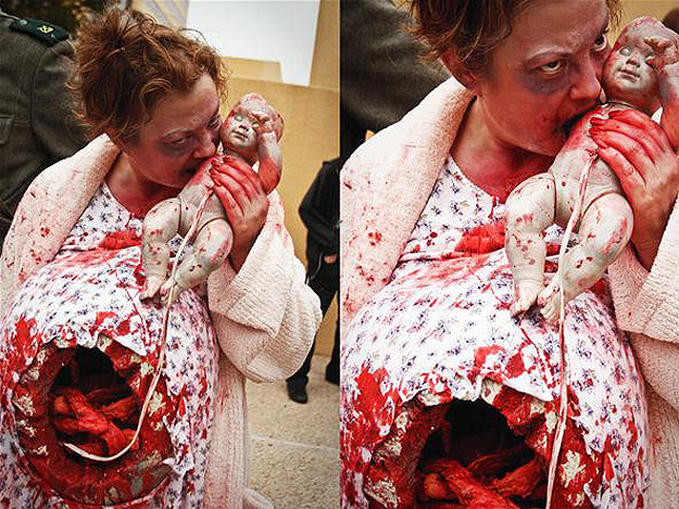 coolhalloweenideas:  Just a bloody zombie mommy. Possibly the goriest Halloween costume…