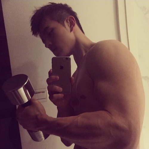 fuckmuscleman:白嫩肌肉小可爱。超想肏