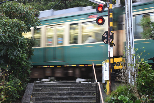 uroko: 江ノ電・御霊神社前の踏切 | Enoshima Electric Railway