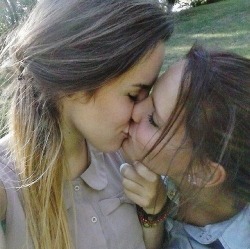 lesbiansloveandmoree:  For more lesbians