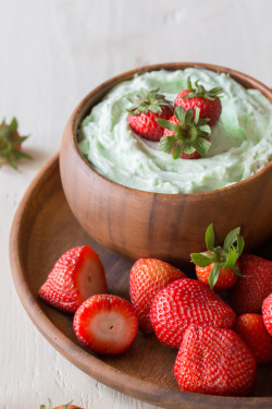 foodffs:  CREAMY PISTACHIO FRUIT DIPReally