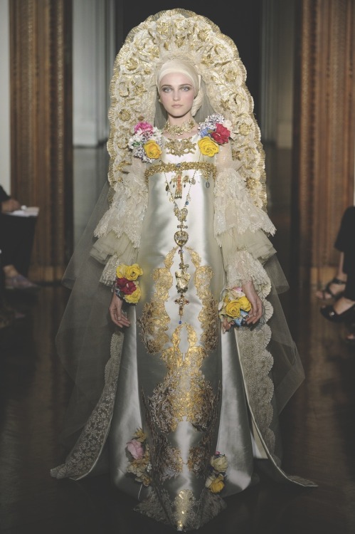 highqualityfashion:   Lacroix Couture Bride Evolution – FW 09   