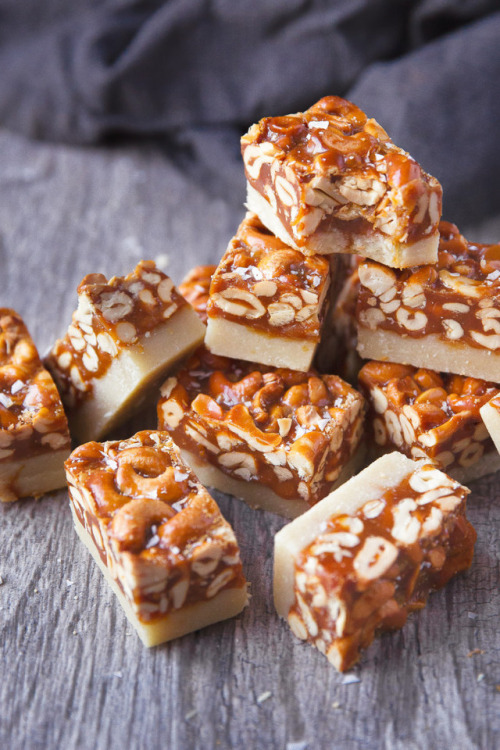 omg-yumtastic:  (Via: hoardingrecipes.tumblr.com)   Salted Caramel Cashew Bars -