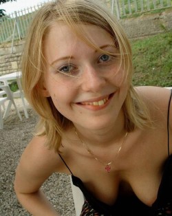 More nip slips and pussy slips pics at http://pussyslip.tumblr.com/