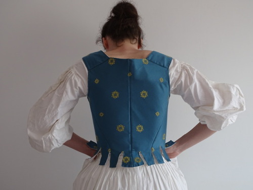 Prueba de la cotilla (first bodice fitting). ¡Tiene muy buena pinta! ahora a envarar