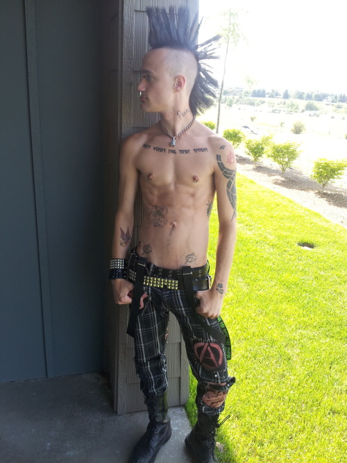 ...AND YET ANOTHER UNNECESSARY GAY NUDITY BLOG