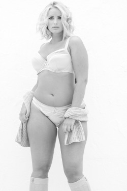 hotcurvygal:  Meet hottest curvy thick women