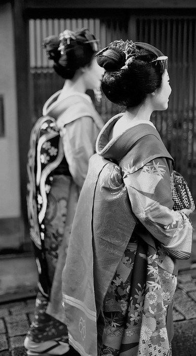 mortisia:  Appearance by nikkorglass on Flickr. || Edit Passing by @f1.4 - Higashiyama, Kyoto